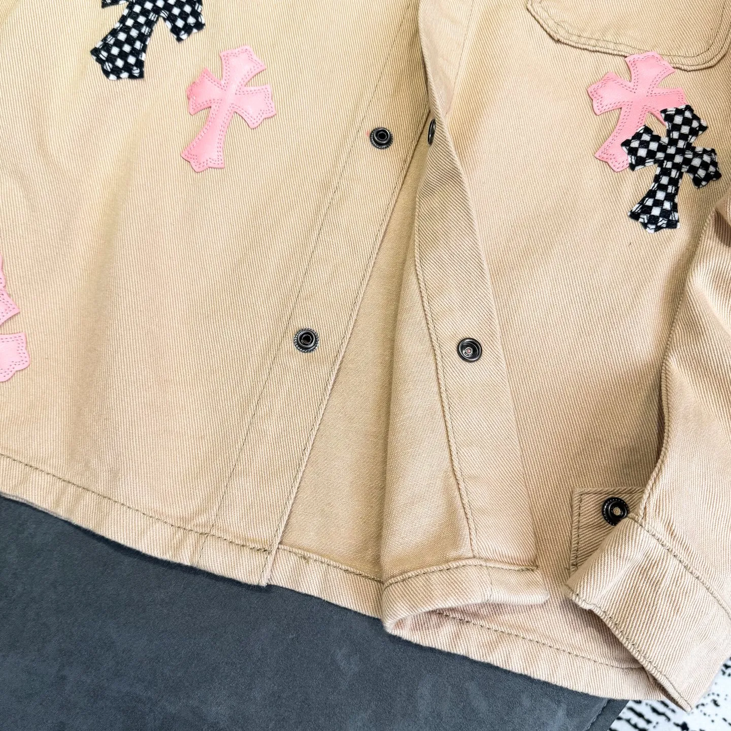 P260 Chrome Hearts丨Chloe Hearts 25ss Cherry Blossom Pink Leather Jacket Same Style for Men and Women WorkDog Pink Leather Jacket, a timeless workwear series. The fabric is made of custom-woven high-density canvas, which took more than two months. It was subsequently lightly coated to give the whole body a glossy look~ Zero color difference was achieved, and the fabric texture details were all in place! The crosses of the accessories are all genuine sheepskin, hand-stitched! The actual texture is better, the upper body is stiff, and it is OK for both men and women. The dark cross leather element has its own aura and can be worn with any outfit to slay the audience! Let you easily control the rate of return! The cross stitching is all lambskin, the inner leather is first-layer calfskin, the hardware is silver-plated, and the details are full. Size: S/M/L/XL Length: 66/68/70/72 Bust: 55/57.5/60/62.5 Shoulder width: 45.5/47.5/49.5/51.5 Sleeve length: 62/63/64/65
